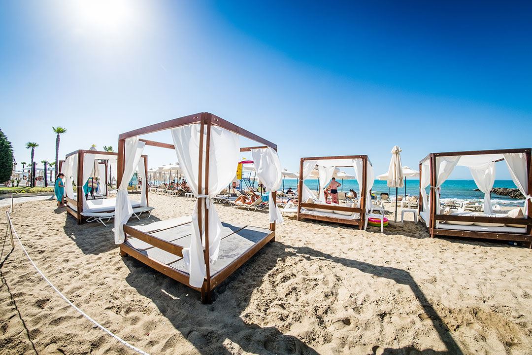 Обставленная квартира с одной спальней на первой линии с видом на море в Элените