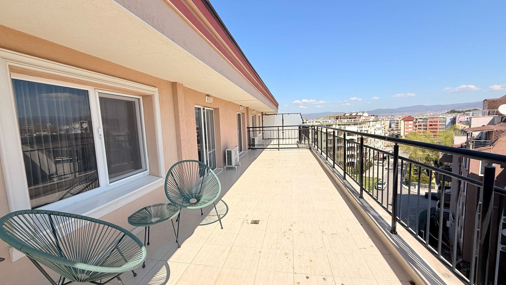 Роскошный двухуровневый апартамент с тремя спальнями в центре Солнечного Берега – простор, стиль и комфорт на двух уровнях