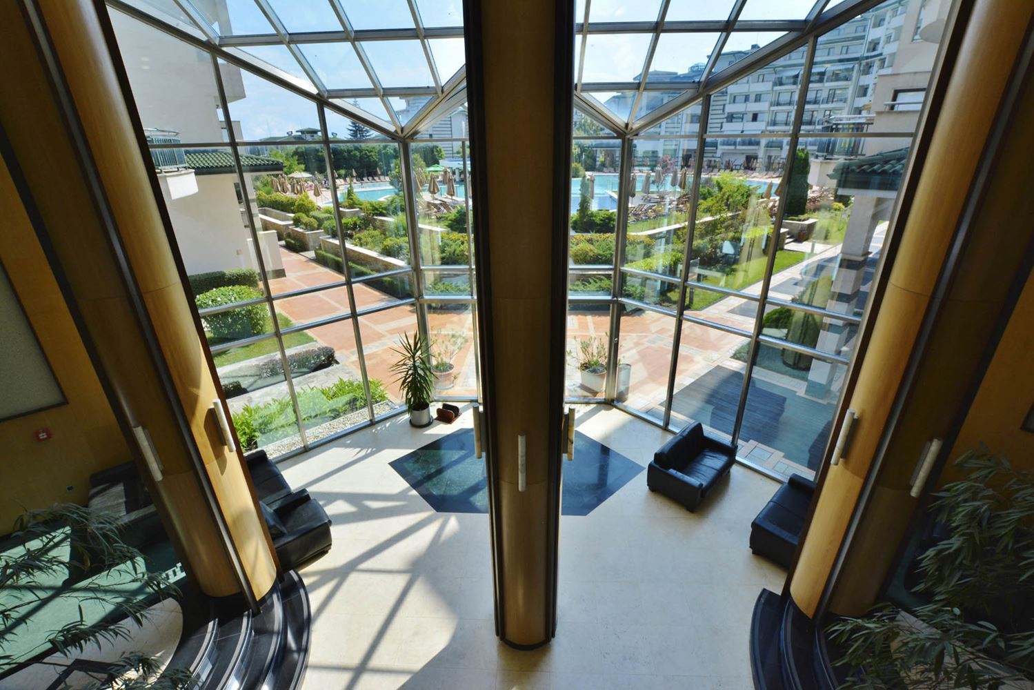 Высокий стандарт и разнообразные удобства – превосходная двухкомнатная квартира в элитном комплексе на первой линии в Равда