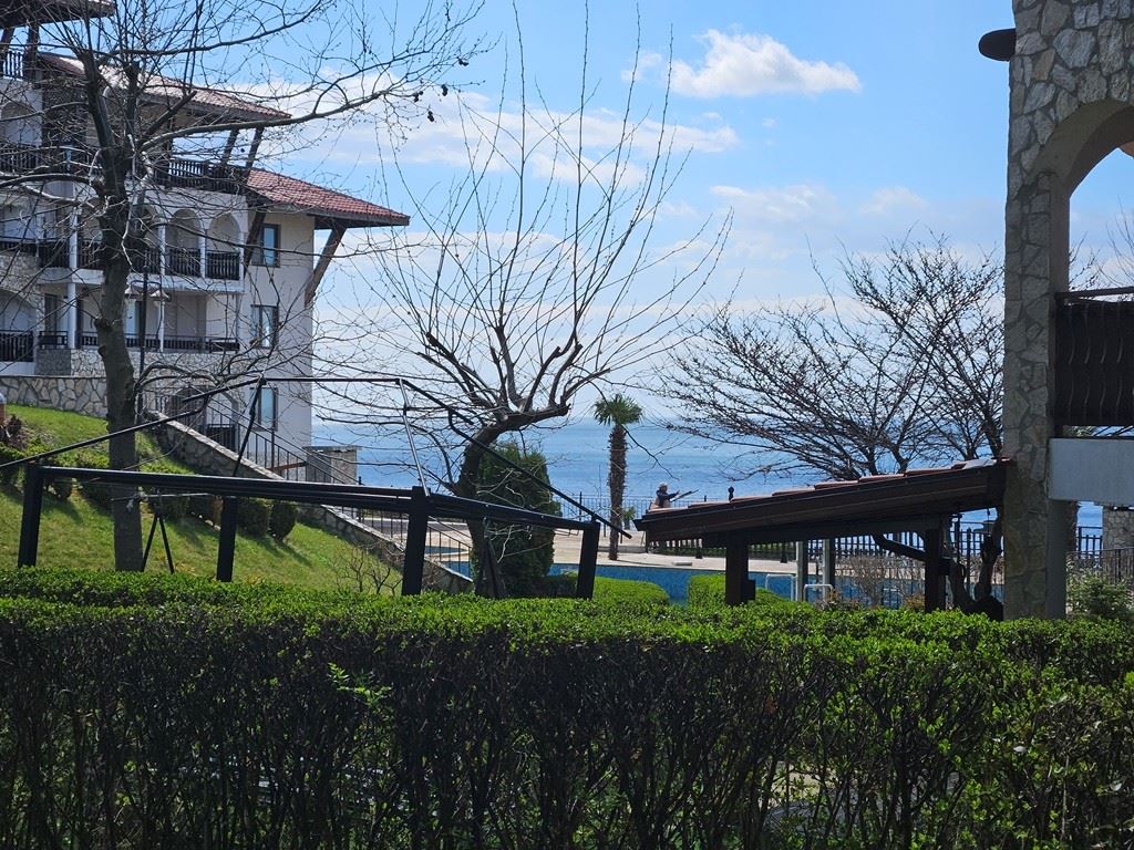 Роскошь на первой линии – стильный апартамент с верандой, собственным садом и видом на море в Святом Власе