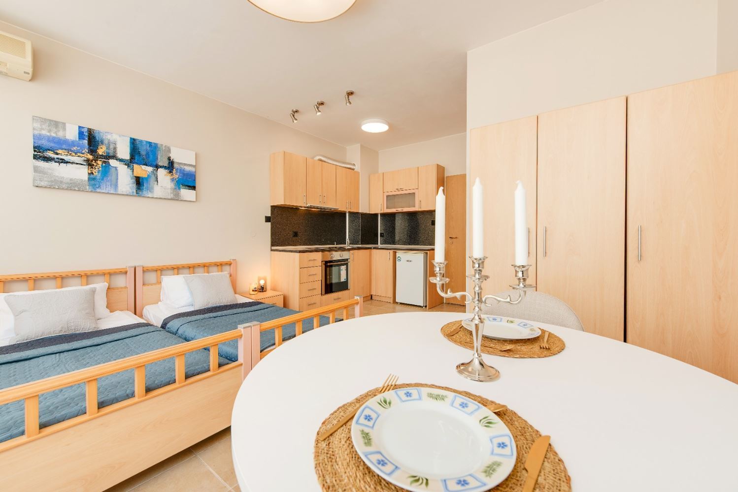 Солнечная и просторная студия с видом на море в Равде – 100 м от пляжа, в ухоженном комплексе с бассейном и зеленью