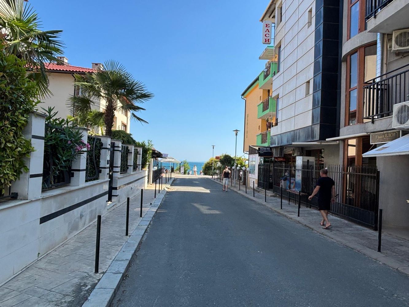 Просторный апартамент с тремя спальнями и панорамным видом на море всего в 50 метрах от пляжа – низкая плата за обслуживание!