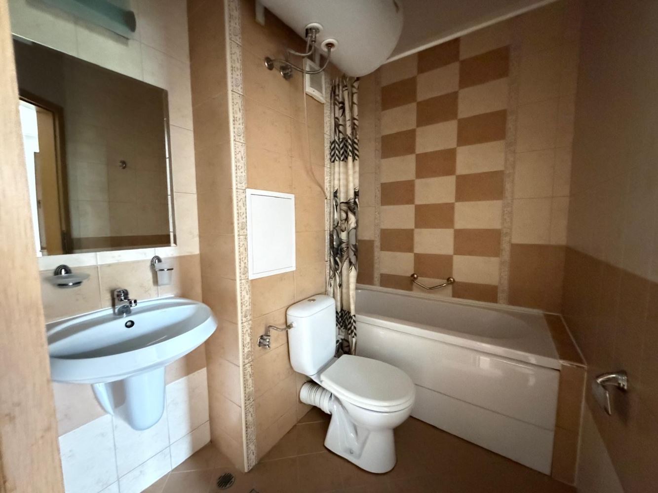 Просторная квартира с двумя спальнями с прямым выходом в собственный двор в Солнечном Береге – комфорт, роскошь и уют