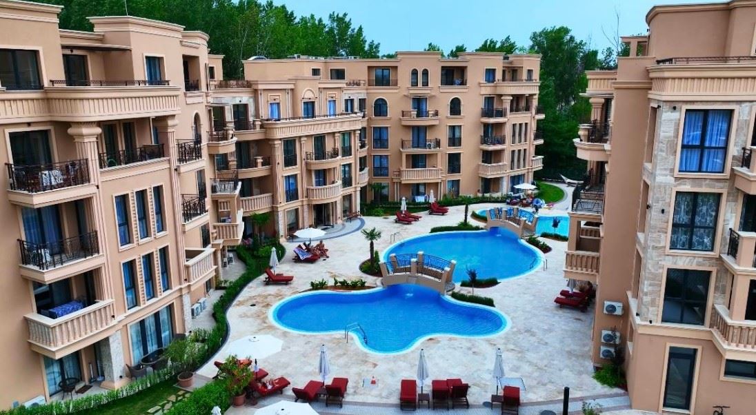 Светлая студия в люксовом комплексе – прекрасный уют у бассейна