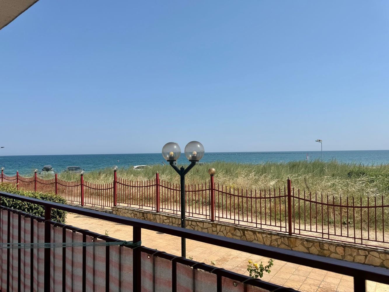Меблированная студия с панорамным видом на море в Равде, всего в 50 метрах от моря