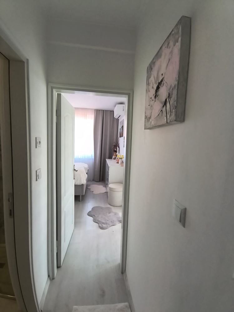 Отремонтированная двухкомнатная квартира с панорамным видом в современном комплексе рядом с Солнечным берегом