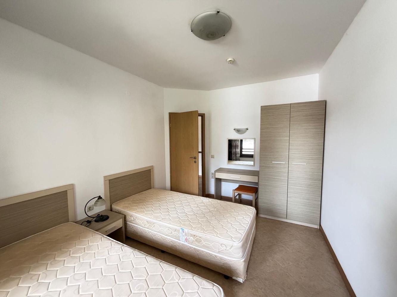 Просторная квартира с двумя спальнями с прямым выходом в собственный двор в Солнечном Береге – комфорт, роскошь и уют