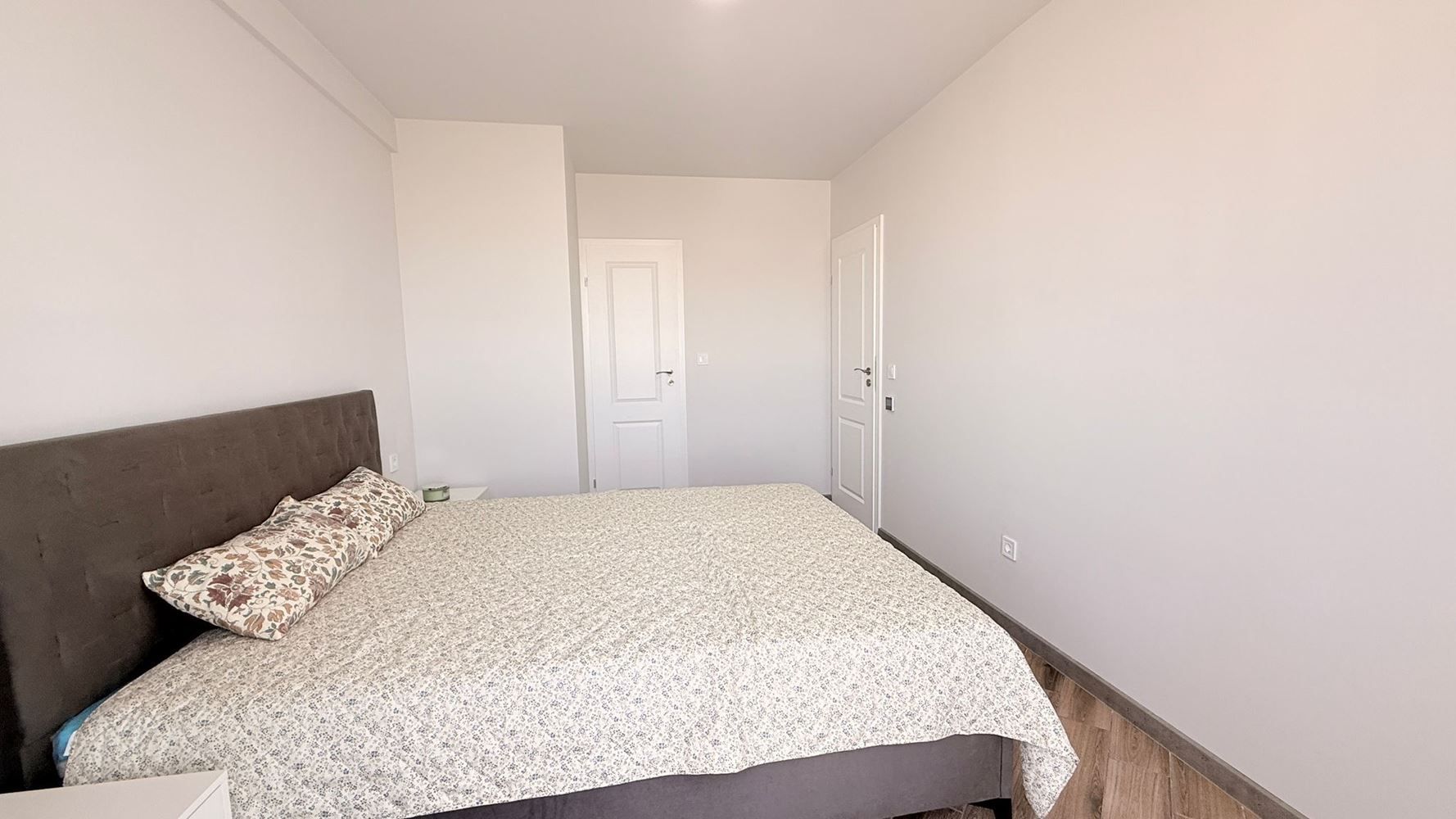 Роскошная квартира с тремя спальнями на первой линии в Равде – простор, престиж и впечатляющая морская панорама