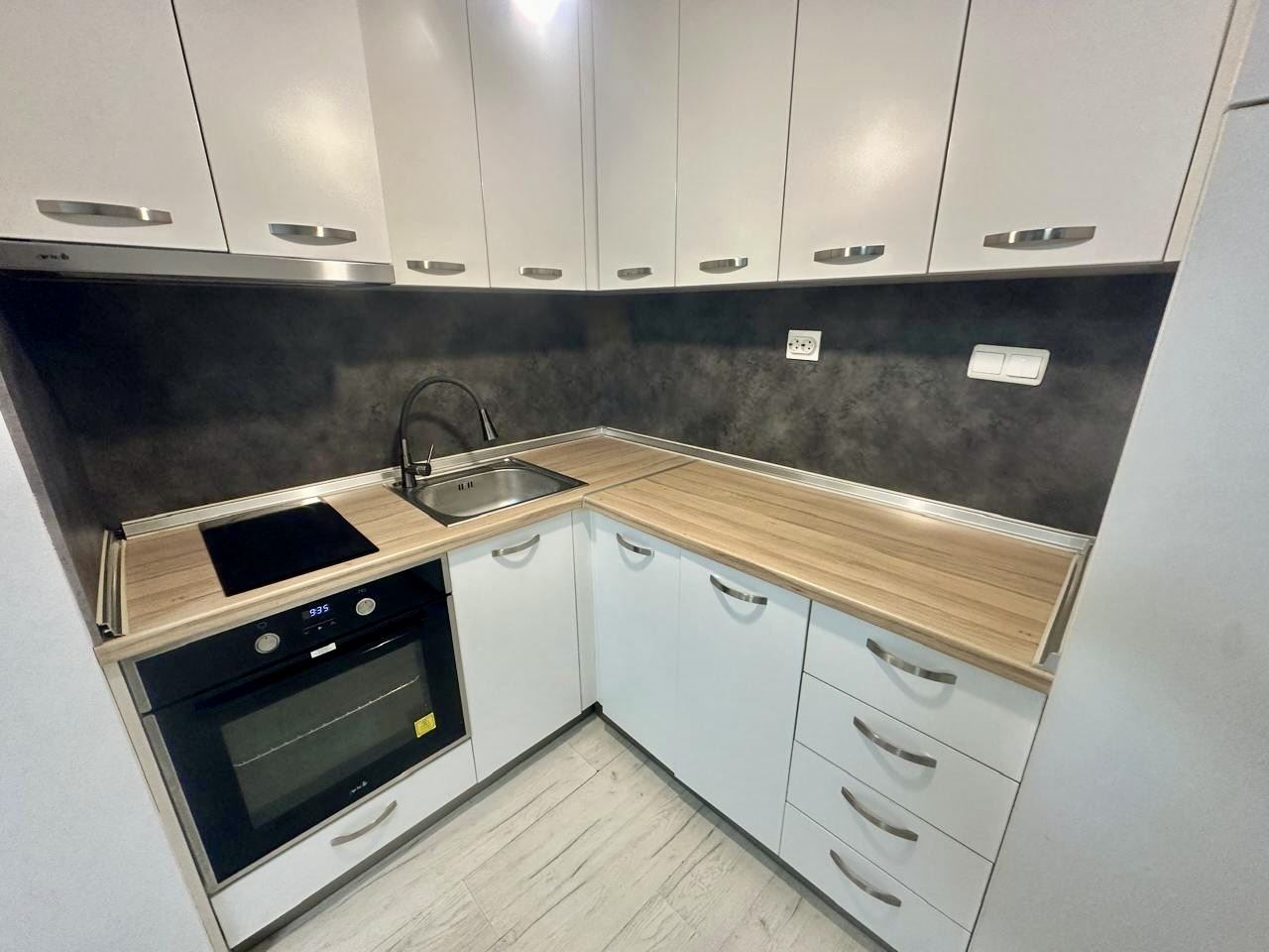 Просторная студия на партере с террасой и возможностью переделки в квартиру с одной спальней – всего в 300 м от моря