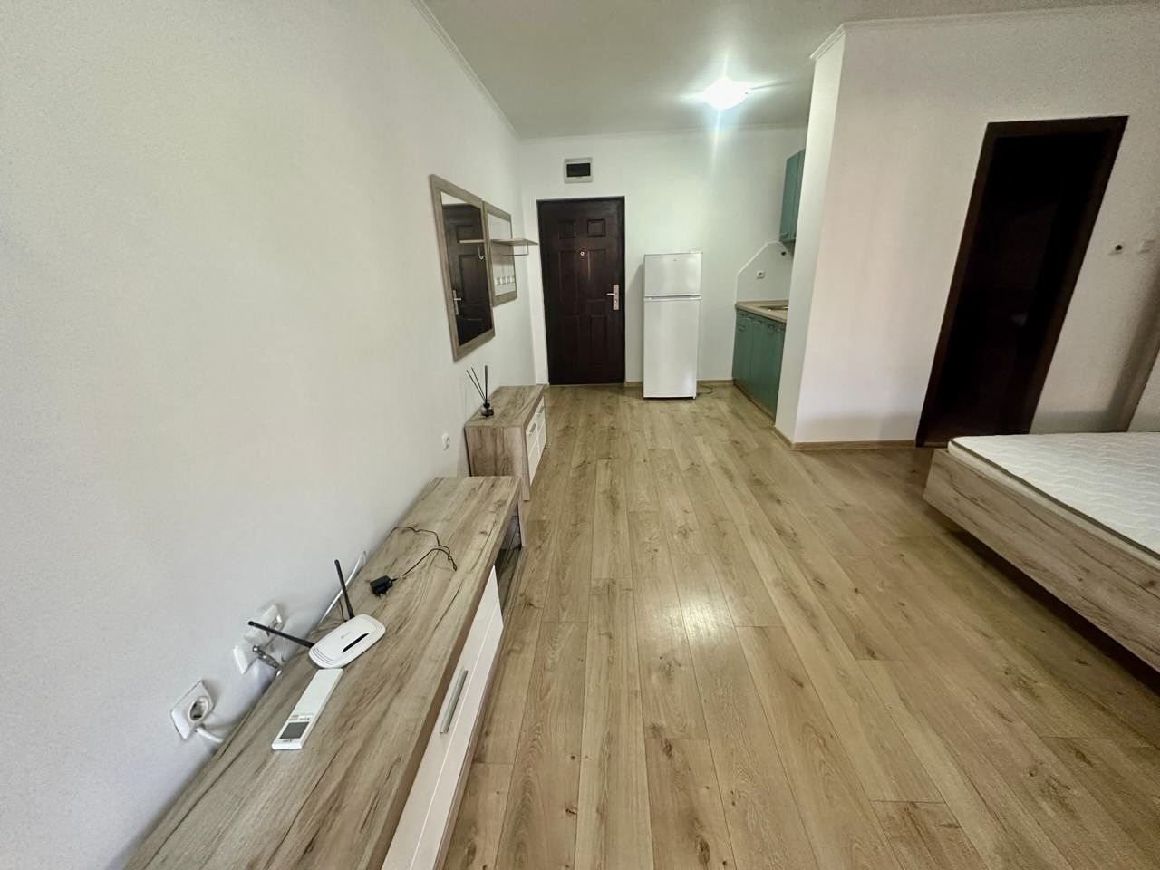 Просторная студия на партере с большой террасой и возможностью переделки в квартиру с одной спальней – безопасность и комфорт в Несебре