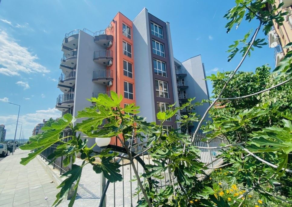 Стильная двухкомнатная квартира с низкой таксой обслуживания в Солнечном Береге – комфорт, безопасность и отличная инвестиция у моря