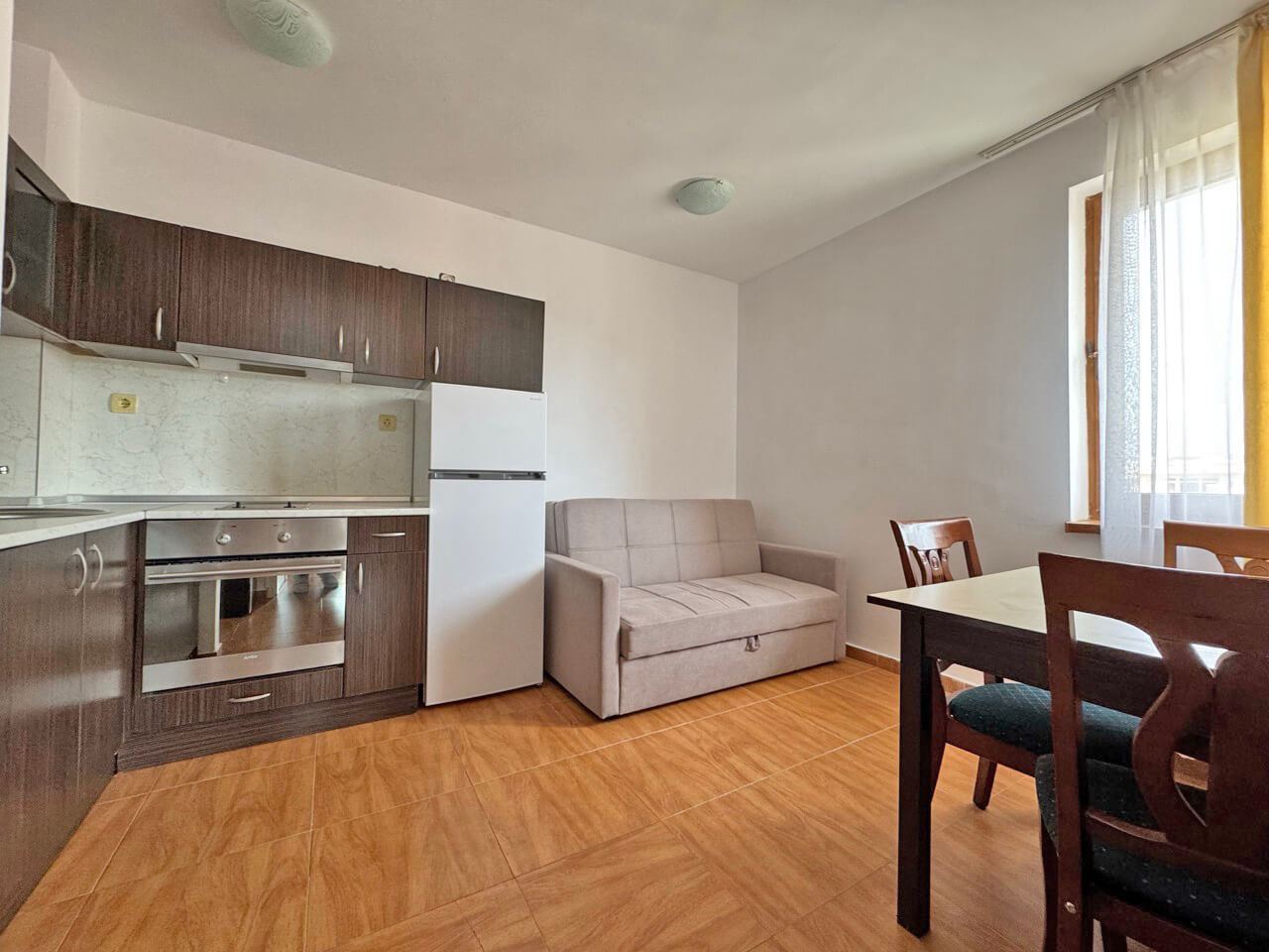 Уют и практичность – двухкомнатная квартира (с одной спальней) в комплексе на Солнечном берегу