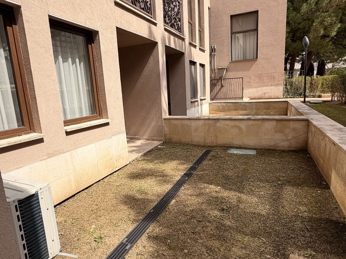 Эксклюзивная студия с садом и прямым доступом к бассейну – в 100 м от моря в Солнечном берегу