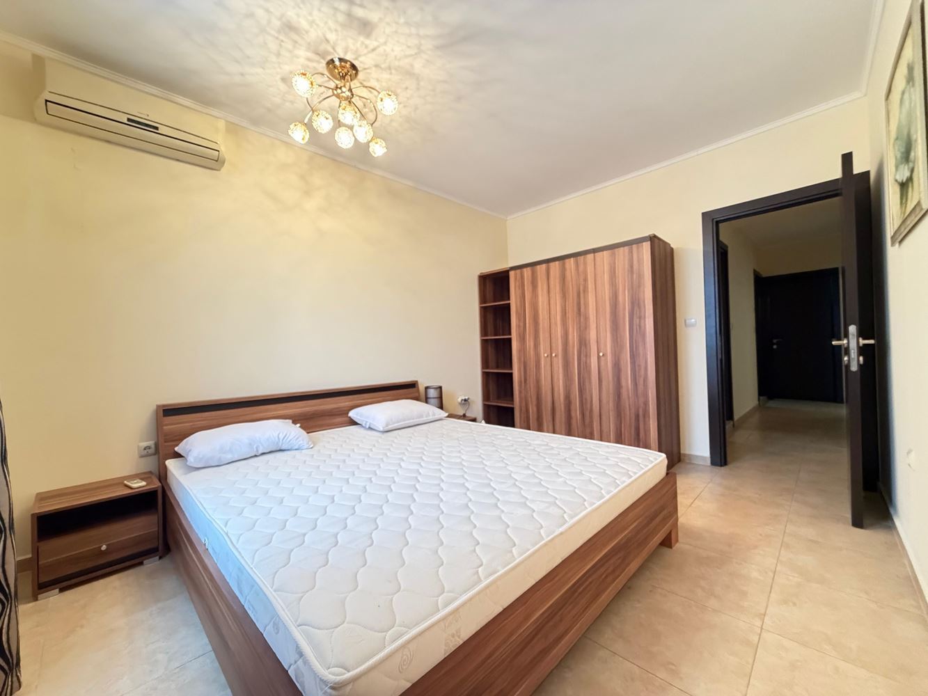 Апартамент с двумя спальнями и видом на бассейн в Несебре – простор, комфорт и отличное расположение всего в 300 метрах от моря