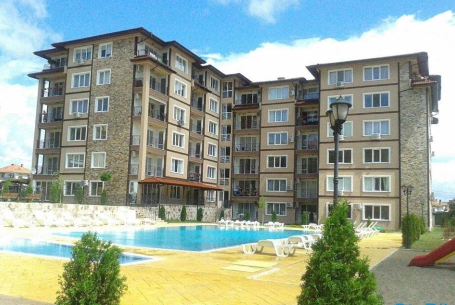 Просторный апартамент с двумя спальнями и видом на море в Равде