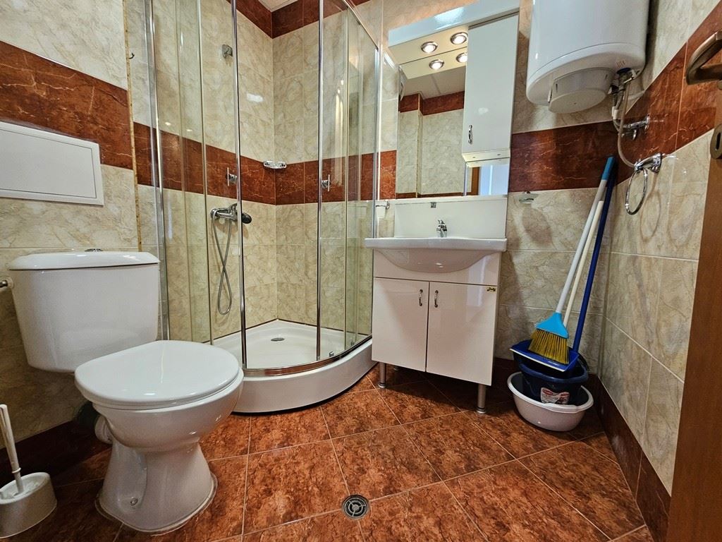 Полностью меблированная квартира с одной спальней на последнем этаже в Солнечном Береге – вид на бассейн и роскошная атмосфера