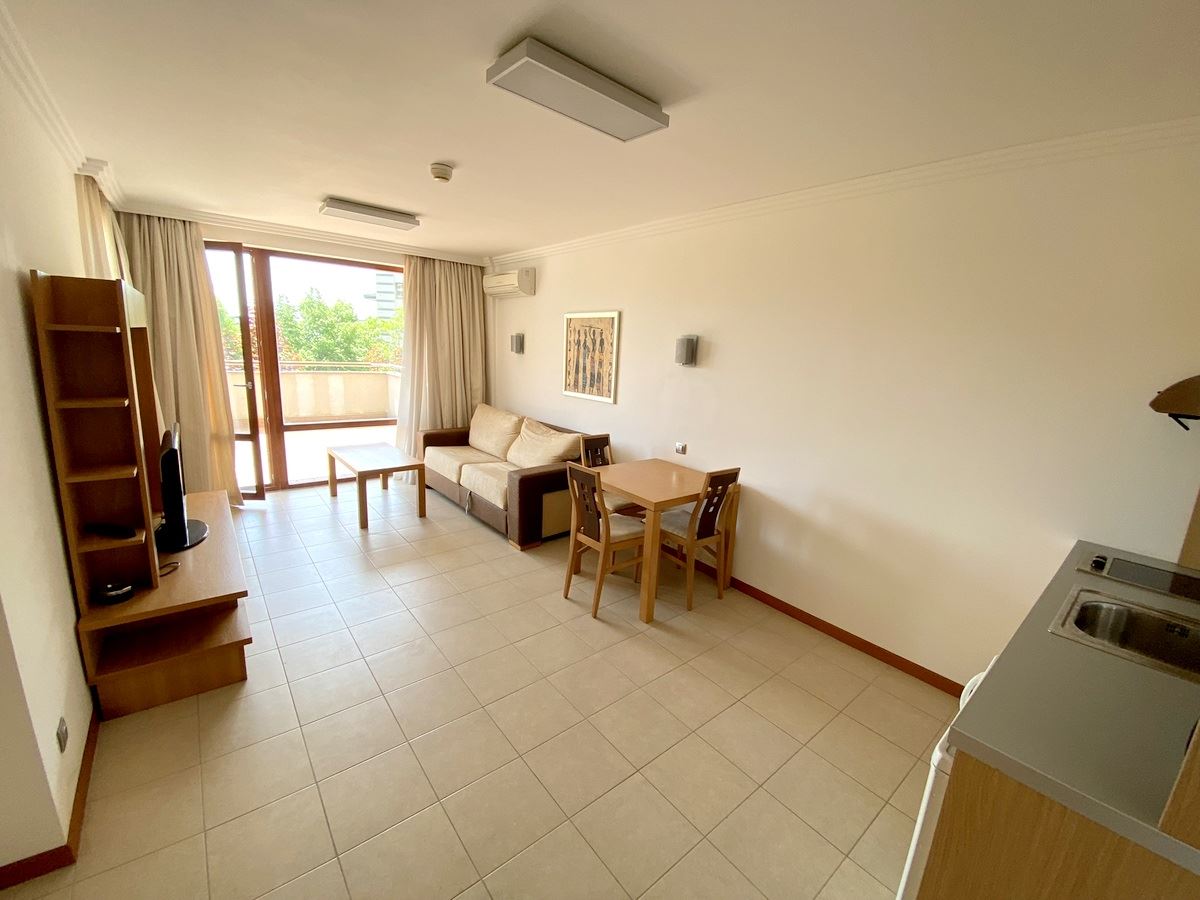 Двухкомнатная квартира  на первой линии моря в Равде – роскошь, природа и впечатляющий вид на бассейн