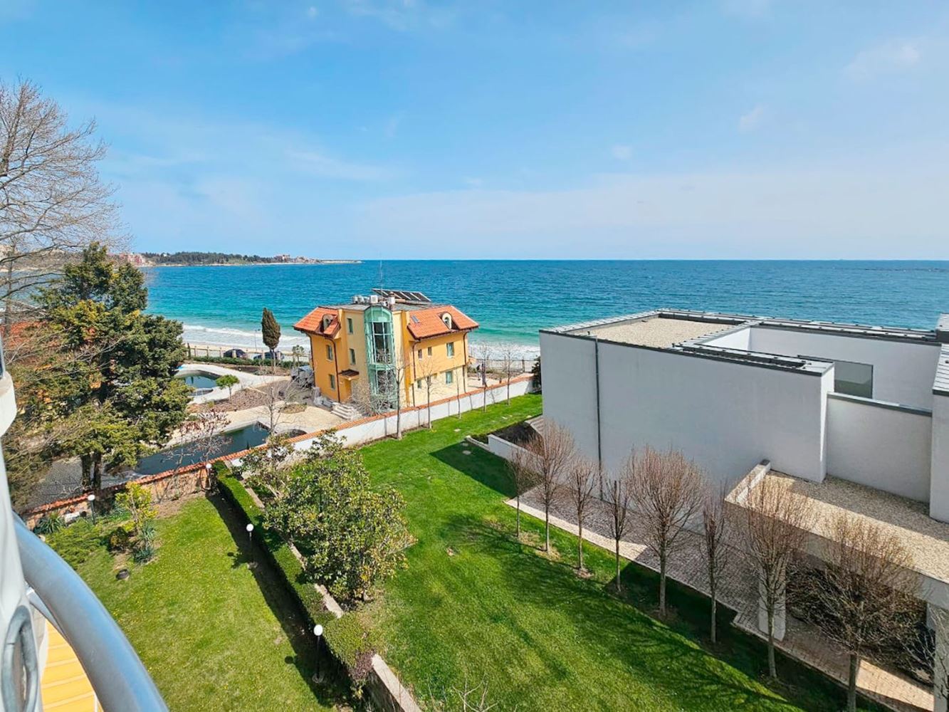 Роскошный апартамент с двумя спальнями с видом на море на первой линии в Равде – 114 м², две террасы и полный комфорт