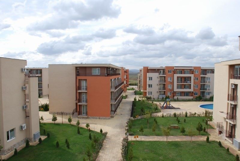 Полностью меблированная квартира с одной спальней на последнем этаже в Солнечном Береге – вид на бассейн и роскошная атмосфера