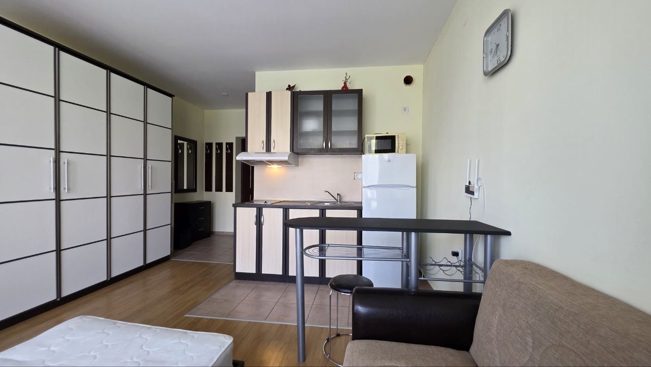 Практичная и уютная студия в Солнечном Берегу – уют и спокойствие с видом на бассейн