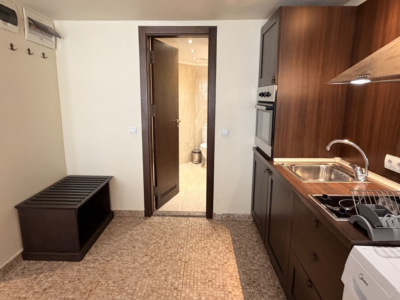 Эксклюзивная студия с садом и прямым доступом к бассейну – в 100 м от моря в Солнечном берегу