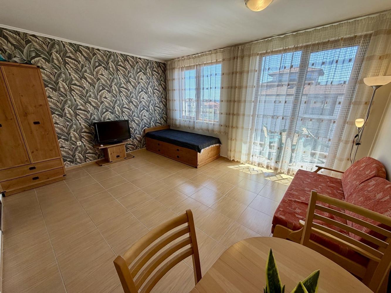 Панорамная студия с впечатляющим видом на море в Несебре – готова к заселению