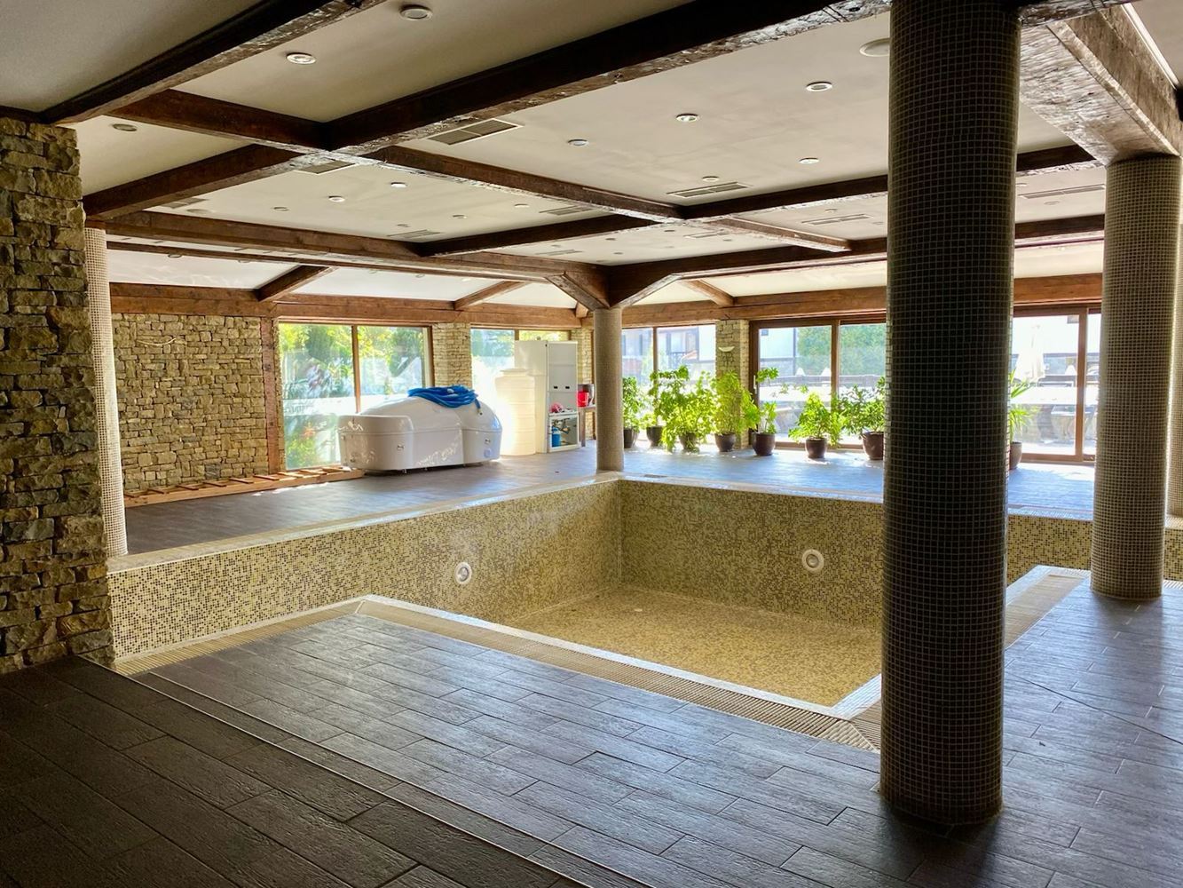 Просторная полностью меблированная студия с видом на бассейн в Солнечном Береге – комфорт, спокойствие и отличная инвестиция