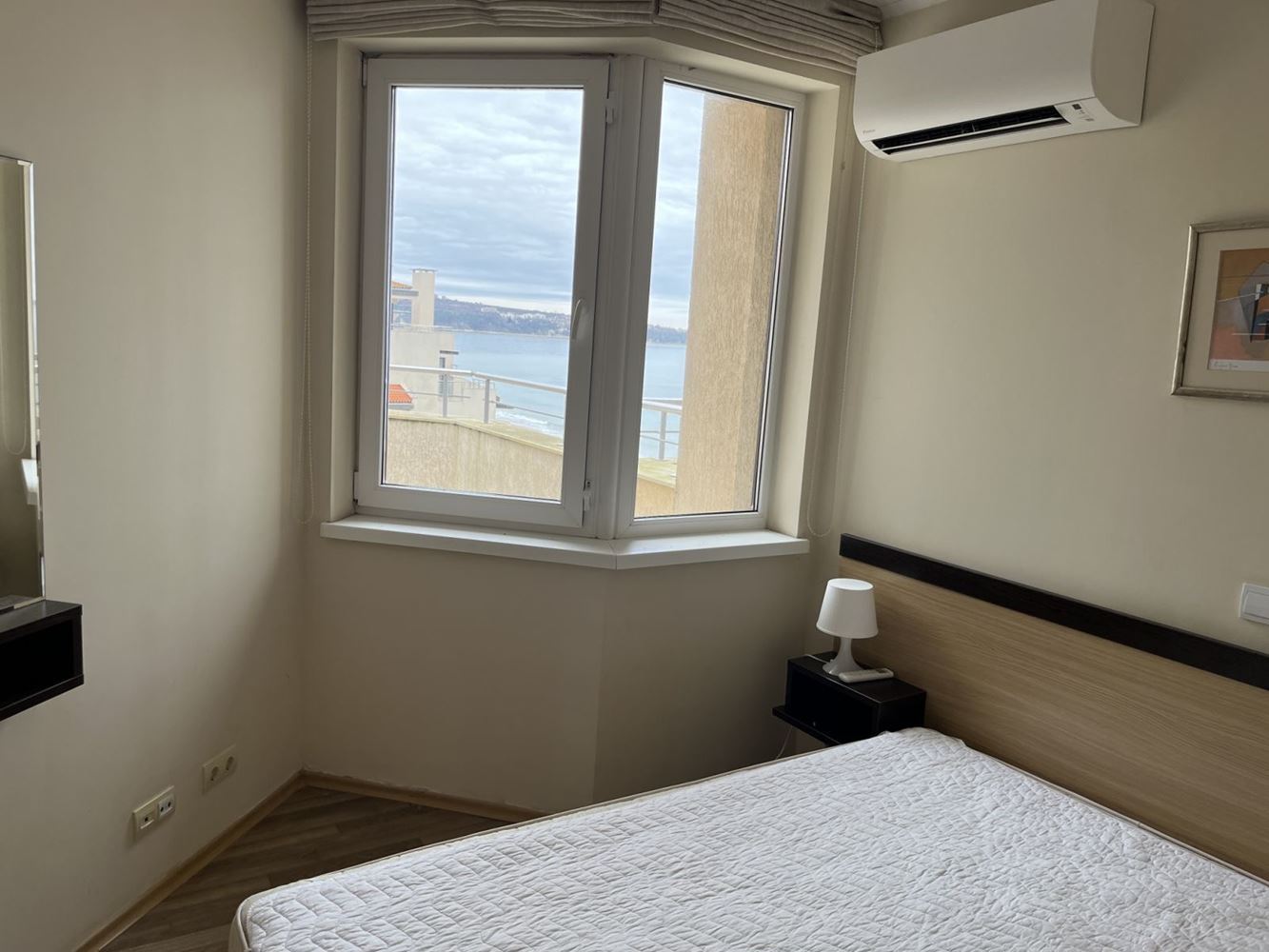 Обзор – меблированная квартира с одной спальней на первой линии с панорамным видом на море