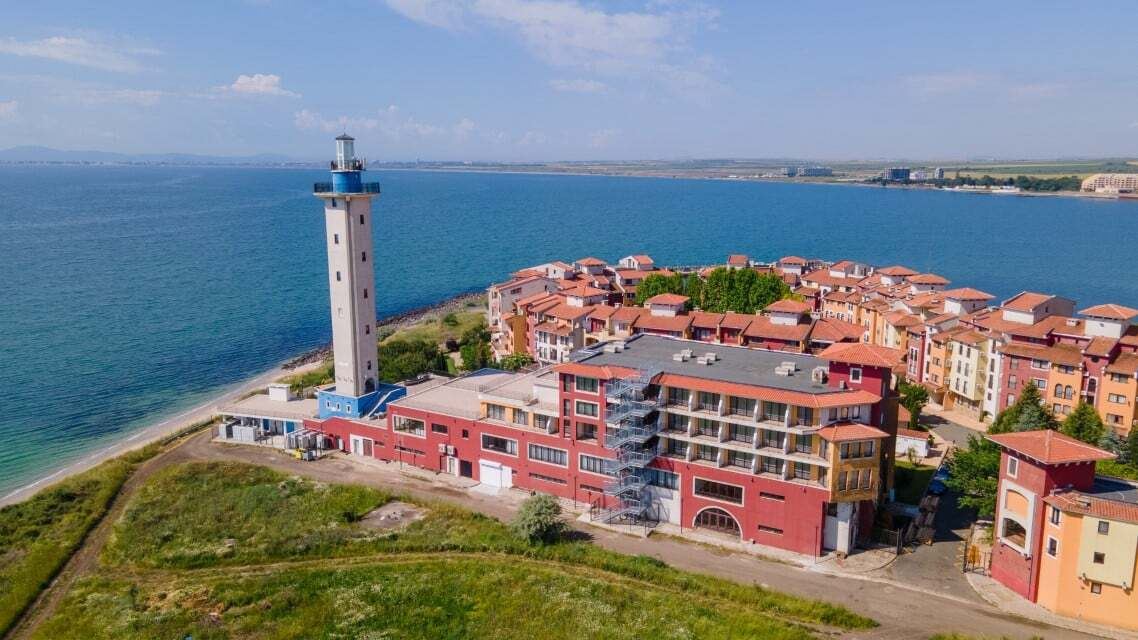 Первая линия в Ахелое – квартира с одной спальней, панорамным видом на море, собственным двориком и прекрасными удобствами