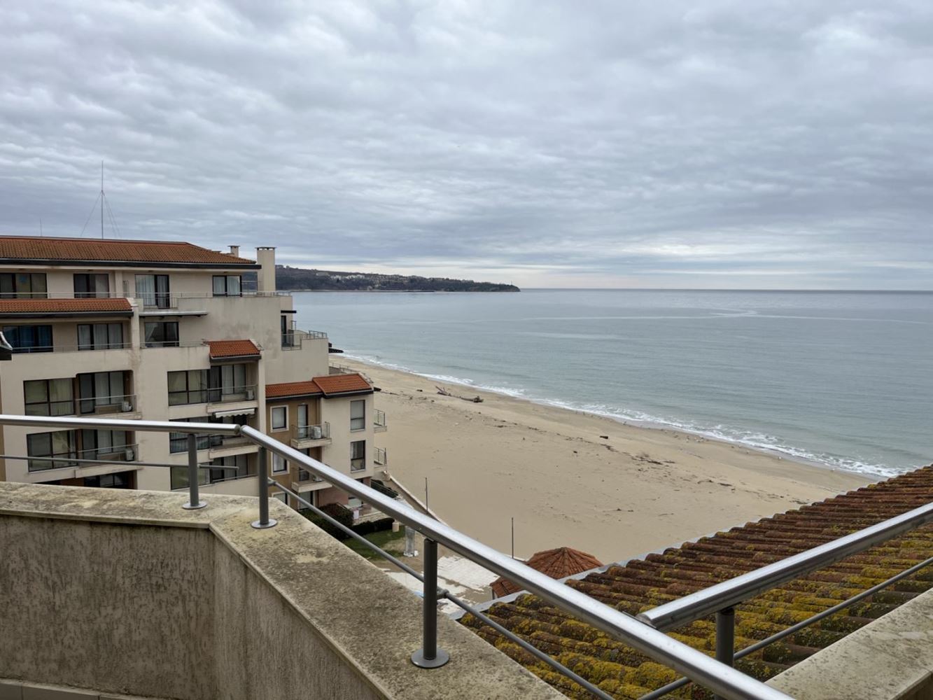 Обзор – меблированная квартира с одной спальней на первой линии с панорамным видом на море