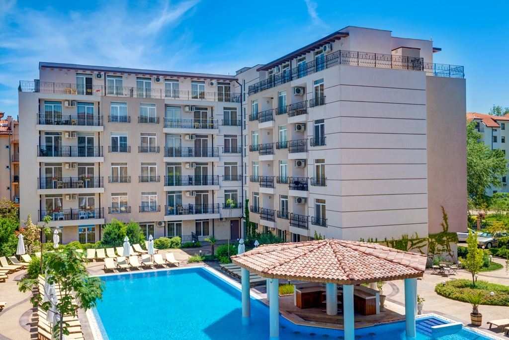 Просторная двухкомнатная квартира с видом на бассейн в Солнечном Береге – возможность второй спальни